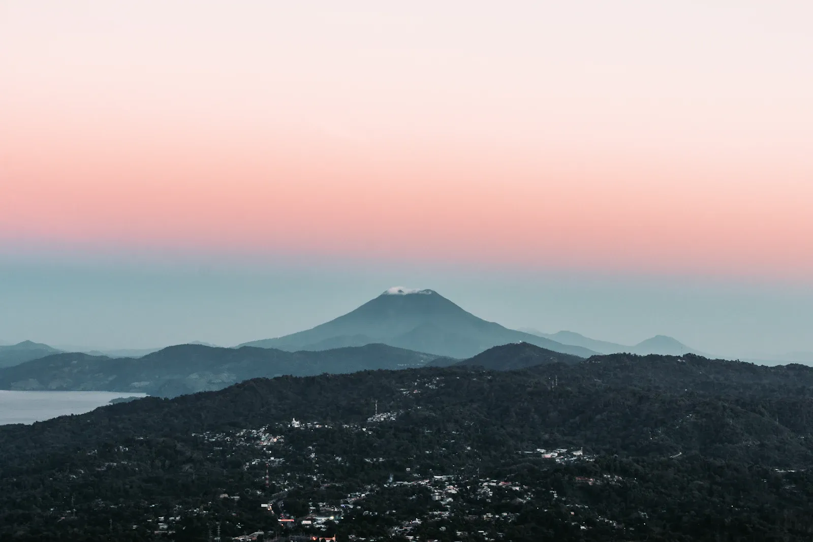 La costa cerca de El Zonte bajo un cielo cargado de nubes