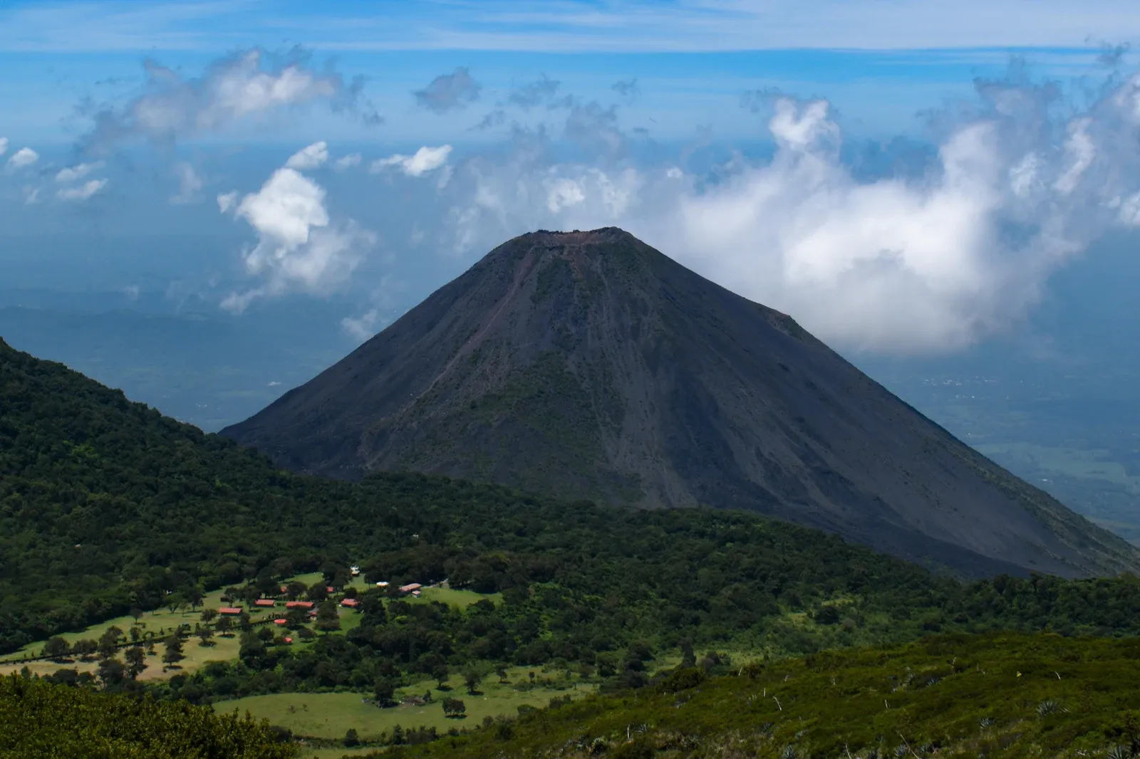 Un volcán que se alza sobre las nubes en las tierras altas salvadoreñas
