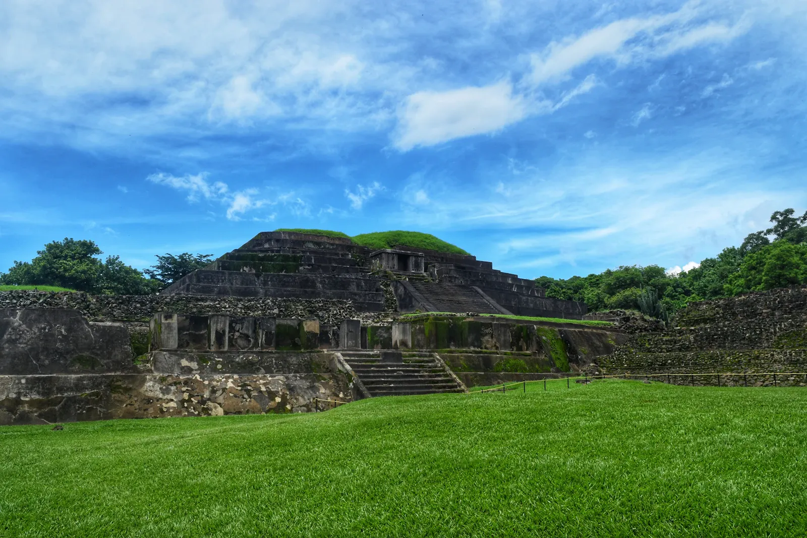 El campo arqueológico abierto de Joya de Cerén, con techos sobre las excavaciones