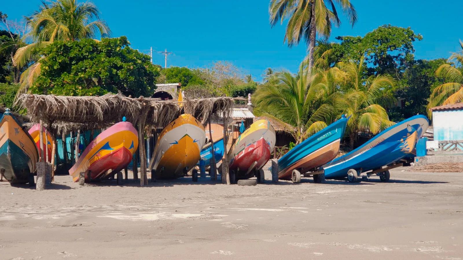 Barcos de pesca en la playa de La Libertad con las primeras luces del día