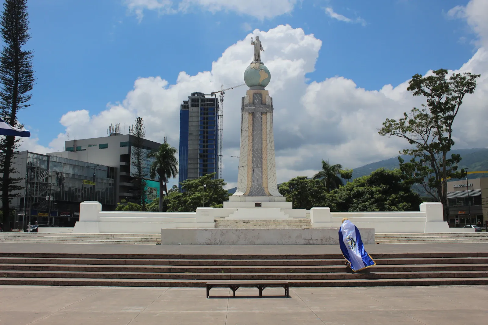 Un monumento con una torre del reloj detrás