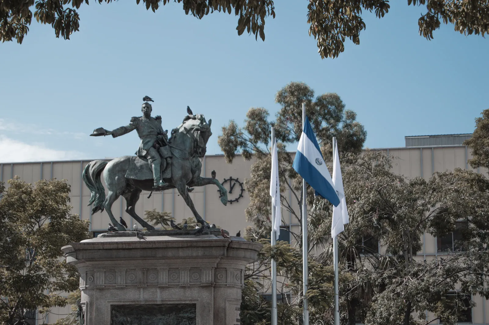 Una estatua ecuestre frente a un edificio