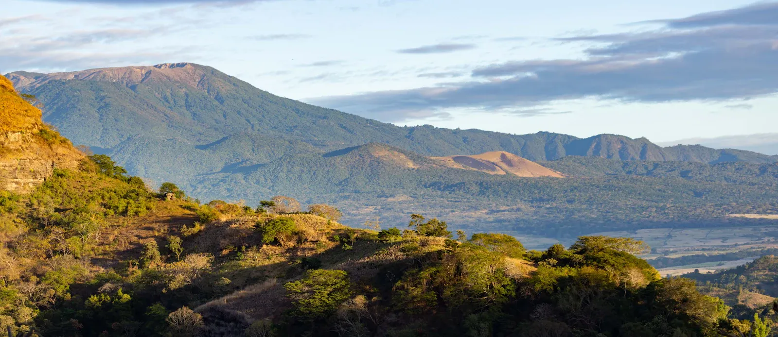 La cresta del volcán de Santa Ana, por encima de la línea de nubes